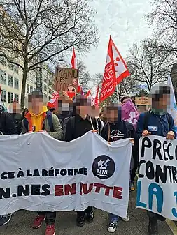 Manifestation contre la réforme des retraites à Lyon avec une banderole et le logo du MNL