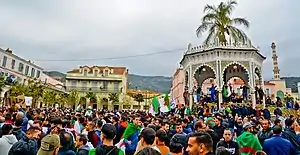 Foule de manifestants dans une rue