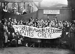 Manifestation xénophobe d'étudiants devant la faculté de médecine de Paris, 1er février 1935.