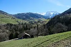 La vallée de Manigod dominée par la chaîne des Aravis vue depuis l'ouest.