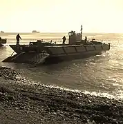 Un LCM-1E débarquant l'infanterie de marine espagnole (Tercio de Armada) sur le río Andarax, Almería en 2007.