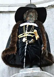 Manneken Pis en costume des Lignages de Bruxelles.