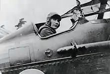 Photographie noir et blanc d'Edward Mannock dans son cockpit.