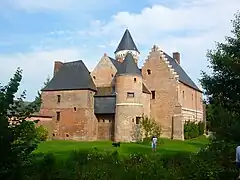 Le manoir de Fontaine depuis les berges de la Bresle