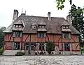 Façade à pan-de-bois et hourdis de brique.