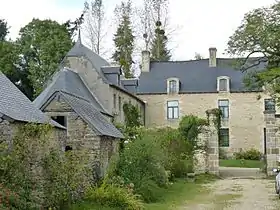 Le manoir de Cléhunault et sa chapelle.