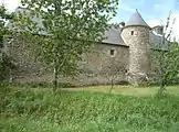 Signe de noblesse et de prestige une élégante tour est construite à l'arrière du logis et une autre en ruine dont on voit les soubassements à l'angle sud ouest.