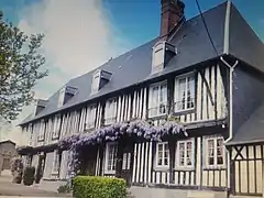 Le manoir de Réville (à partir de la rue Jean Prévost)