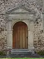 La porte d'entrée du manoir, avec fronton.