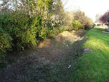 Le lit du Manoire à sec à Saint-Crépin-d'Auberoche.