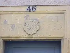 Un linteau de porte à Manom, portant l'inscription allemande « Allein Got die Ehr 1599 ».