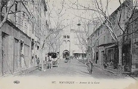 Avenue de la Gare (aujourd'hui rebaptisée avenue Jean Giono) à Manosque en 1900, époque de l'enfance de Giono.