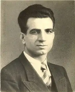 Portrait en noir et blanc d'un homme en costume cravate.