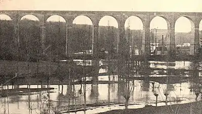 Le viaduc surplombant le cours d'eau de La Manse à la fin du XIXe ou début du XXe siècle.