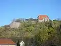 Panorama sur la ville, le mur d'escarpe et la chapelle