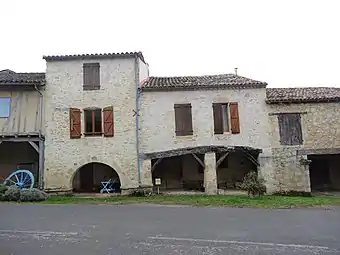 Maisons anciennes et arcades.