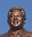 Gros plan sur la tête de la statue de Kim Jong-il.
