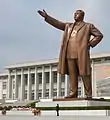 Autre vue de l'ancienne statue de Kim Il-sung le représentant plus jeune et avec une veste différente.