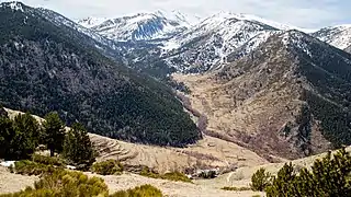 Le village de Mantet vu depuis le col de même nom.