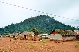 Mantongouiné - vue du village avec la montagne Lonhon, près de Danané (dans l'ouest).