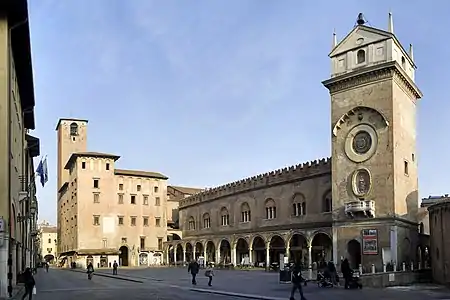 De gauche à droite : le Palazzo del Podestà, le Palazzo della Ragione et la tour de l'horloge.