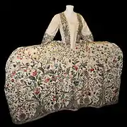 Rinceaux fleuris en broderie sur une robe anglaise rococo du XVIIIe siècle.
