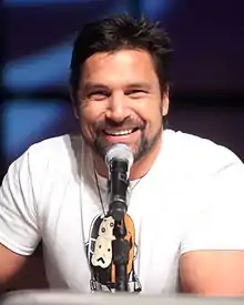 Manu Bennett interprète Slade Wilson / Deathstroke.