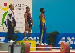 Trois athlètes se tiennent debout sur un podium.