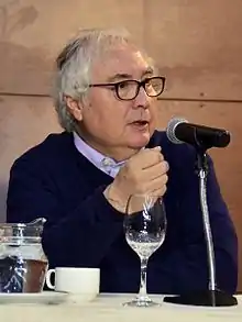 Le théoricien Manuel Castells lors d'une conférence