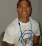 Photo de face d'un homme souriant avec un tee-shirt blanc