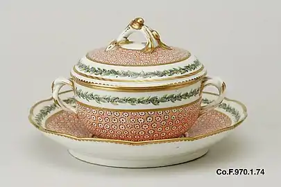 Manufacture de Sèvres, bouillon couvert à décor « œil de perdrix » (vers 1780).