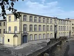 L'ancienne manufacture royale de draps de la Trivalle, siège de la cité administrative.
