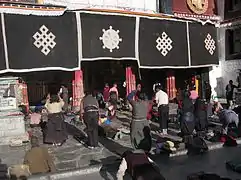 Nœud sans fin, symboles de bon augure décorant l'entrée du temple de Jokhang.