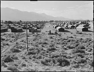 Centre de réinstallation de Manzanar, Manzanar, Californie. Une vue du centre de réinstallation de Manzanar montrant les rues et les pâtés de maisons. 1er juillet 1942.