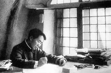 Mao Zedong travaillant à son bureau dans la cité troglodyte, 1938.