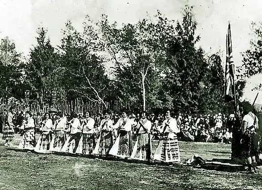 photo en extérieur de danse de femmes traditionnelle.