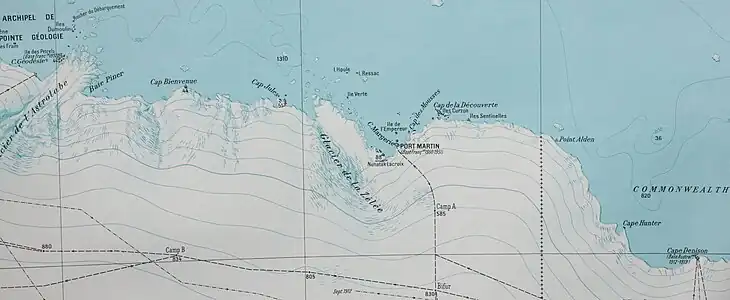 Carte de la côte antarctique, de l'archipel de Pointe-Géologie au cap Denison. Distance est–ouest : environ 125 km. Extrait de la carte IGN Terre Adélie au 1/500 000e (1955).