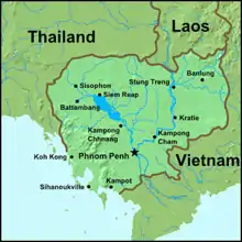 Le Viêt Nam occupe toute la partie est et sud-est du Cambodge, la Thaïlande l'ouest et le nord-ouest, le Laos le nord-est et le golfe de Thaïlande le sud-ouest.