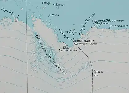 Zoom sur Port-Martin. Distance est–ouest : environ 45 km.