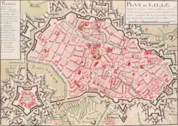 Plan de la ville de Lille avec sa citadelle au XVIIe siècle, entièrement entourées par un réseau ramifié de larges douves en eau. La ceinture d'eau la plus interne faisait 40 m de large.