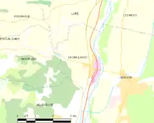  Carte élémentaire montrant les limites de la commune, les communes voisines, les zones de végétation et les routes