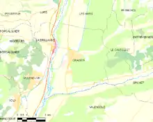  Carte élémentaire montrant les limites de la commune, les communes voisines, les zones de végétation et les routes