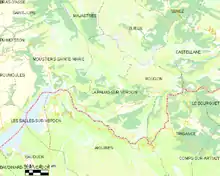 Carte élémentaire montrant les limites de la commune, les communes voisines, les zones de végétation et les routes