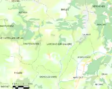  Carte élémentaire montrant les limites de la commune, les communes voisines, les zones de végétation et les routes