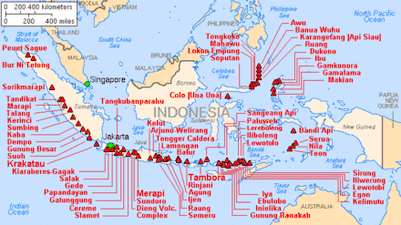 carte d'indonésie montrant la position de centaines de volcans