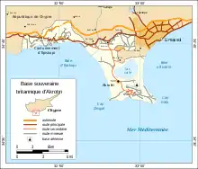 Carte de la base d'Akrotiri détaillant le réseau routier, les zones d'habitation et la piste de l'aérodrome militaire britannique. Légende et indications géographiques de la zone.