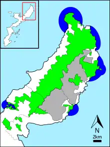 Carte légendée de la partie nord d'une île. En vert, les zones forestières protégées, en bleu foncé, les zones marines protégees et en gris une zone militaire.