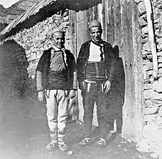Deux hommes de Štirovica (Штировица (mk), Macédoine) montrant leurs opingas en 1907.