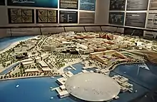 Maquette des projets d'édifices sur l'île de Saadiyat, avec au premier plan la coupole du futur musée du Louvre Abou Dabi.