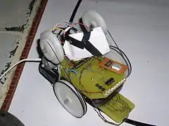 Maquette d'un robot filoguidé.